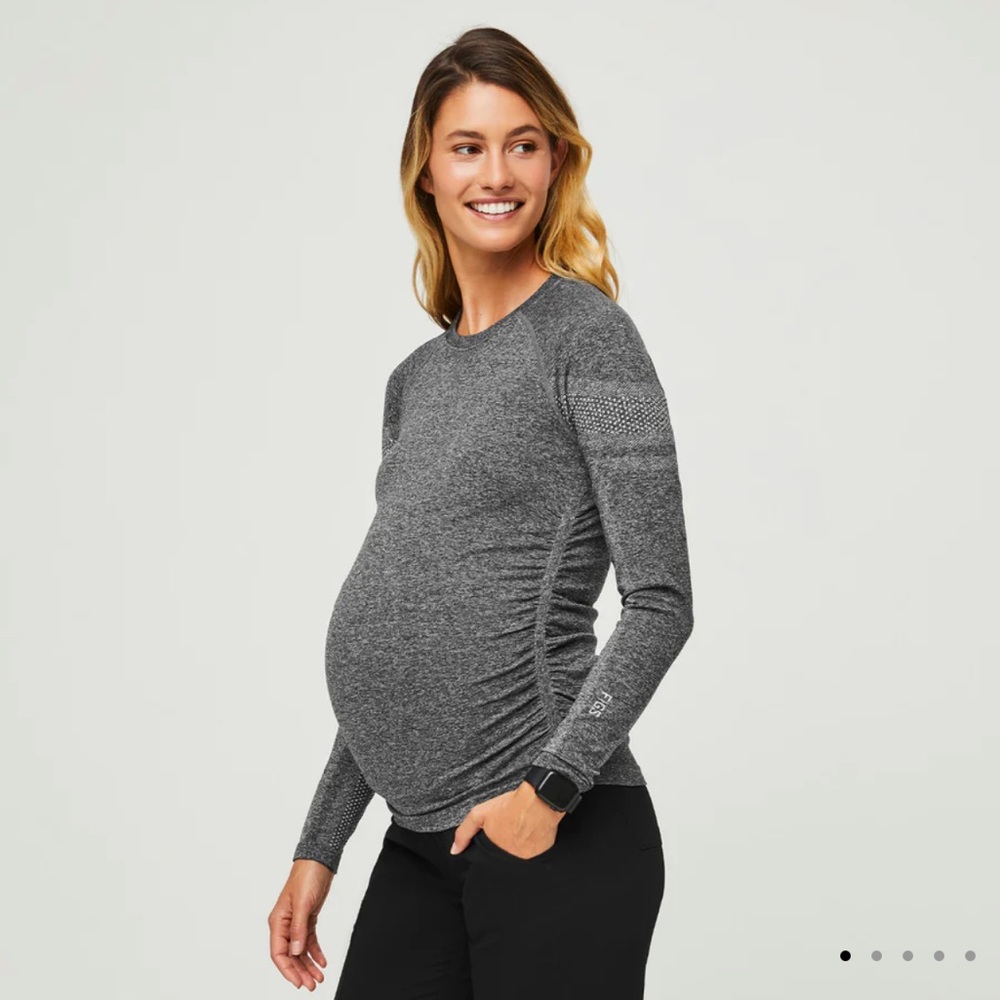 Figs Maternity Gray Salta underscrub top and black Zamora scrub bottom Size M
